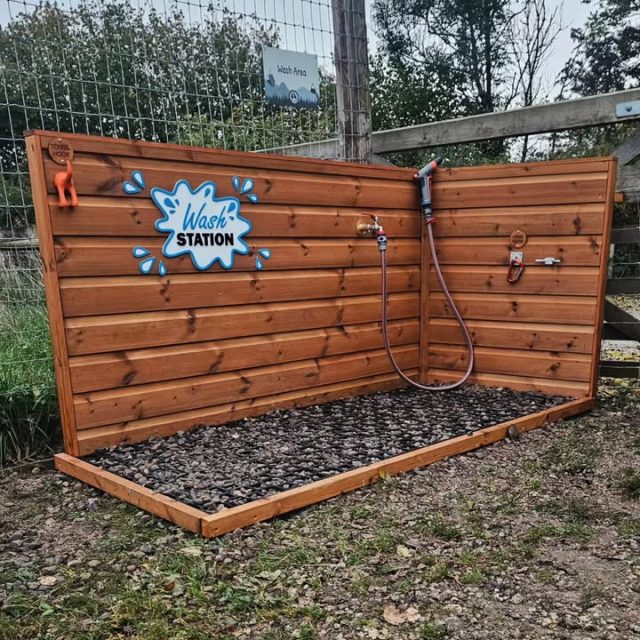 We've upgraded the wash area in time for winter (just! 😂🙈).
Hopefully this makes it easier when washing your doggos after a field session.
There's hooks for towels and for clipping your lead, and an improved pebble base to keep mud away... Well, as much as possible!
We'll be adding in some hypoallergenic doggie shampoo too 🧴🧼🛀